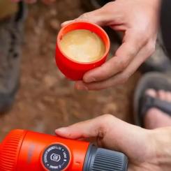 Кофеварка кемпинговая Wacaco Nanopresso з чохлом червона Фото 4